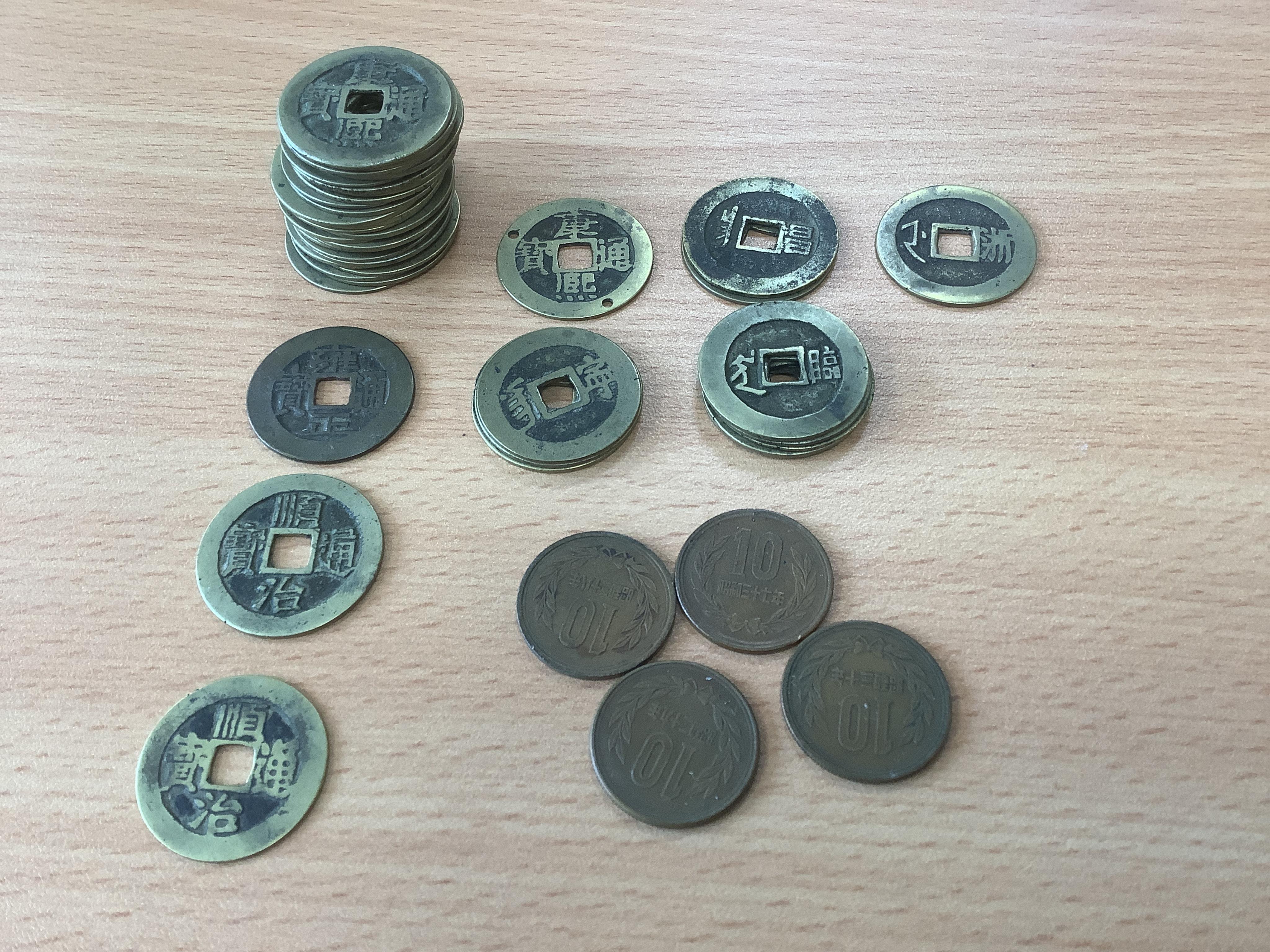 Chinese cash coins, Qing dynasty, 2 Shunzhi tongbao (1644-1661), 27 Kangxi tongbao (1662-1722), one holed, 11 Kangxi poem coins (late 17th century), two Rev. Chang, Nanchang mint, one Rev. Zhe, Hangzhou mint, three Rev.